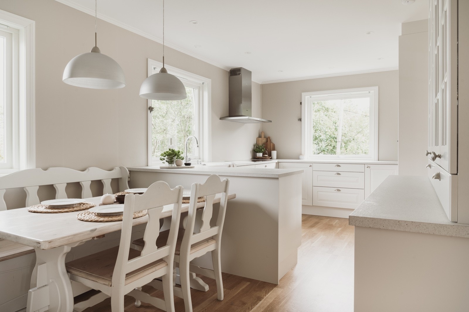 Moderne kjøkken på 17,5 kvm med en tidsriktig kjøkkeninnredning levert av Sigdal. Galleribilde