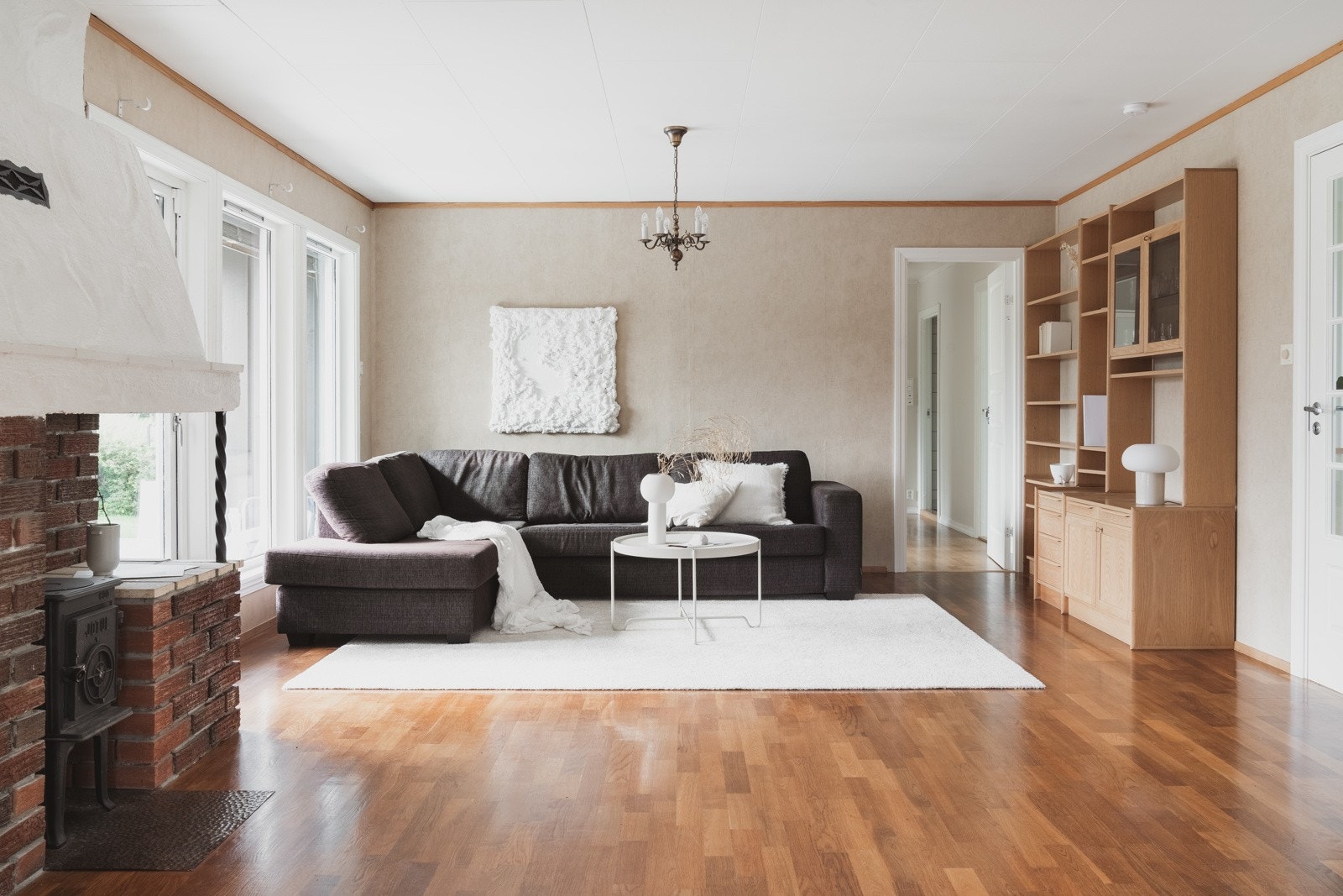 De store vindusoverflatene gir et naturlig lysinnslipp som komplimenterer det lyse fargespekteret. Galleribilde