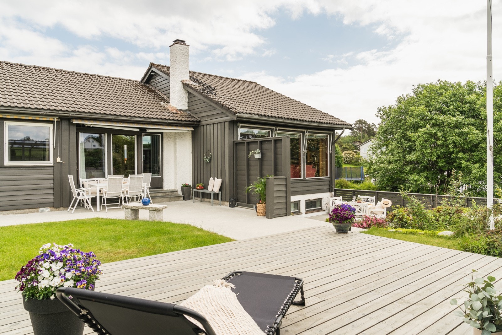 Hagen er opparbeidet med forstøtningsmurer, plener, bed, prydbusker, støpte plater utenfor stuen, en terrasse i tre på 31 m² som er delvis overbygget, og noe trær. Galleribilde