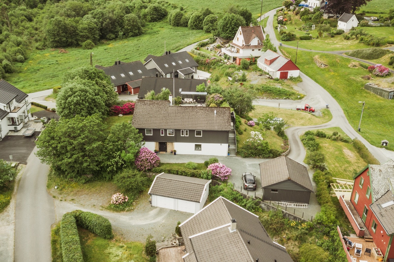 Eiendommen er opparbeidet med asfaltert innkjørsel, gruset gårdsplass og inngangsparti. Galleribilde