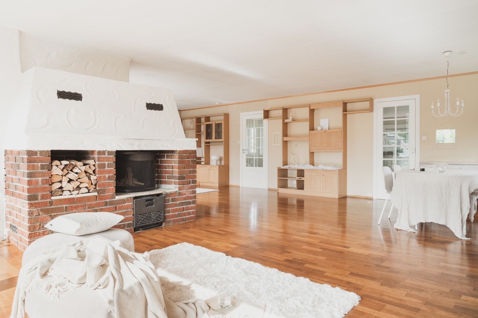 Fra stuen er det utgang til et svært lukrativt og pent opparbeidet uteområde med en fantastisk hage, platting og en nydelig beplantning. Galleribilde