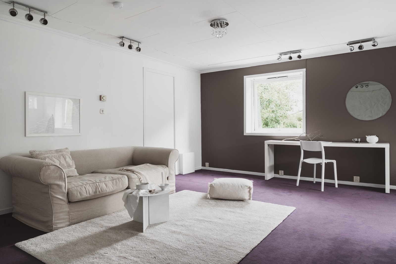 Romslig kjellerstue på 38 kvm. Størrelsen gjør det enkelt å møblere med sofagruppe eller annet ønsket møblement. Galleribilde