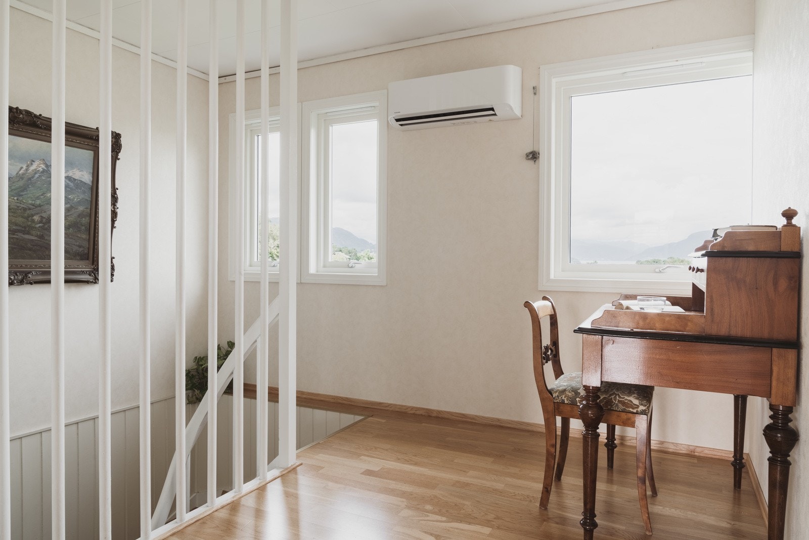 Det er installert varmepumpe ved trappeoppgangen som gir et varmt, behagelig og sunnere inneklima. Galleribilde