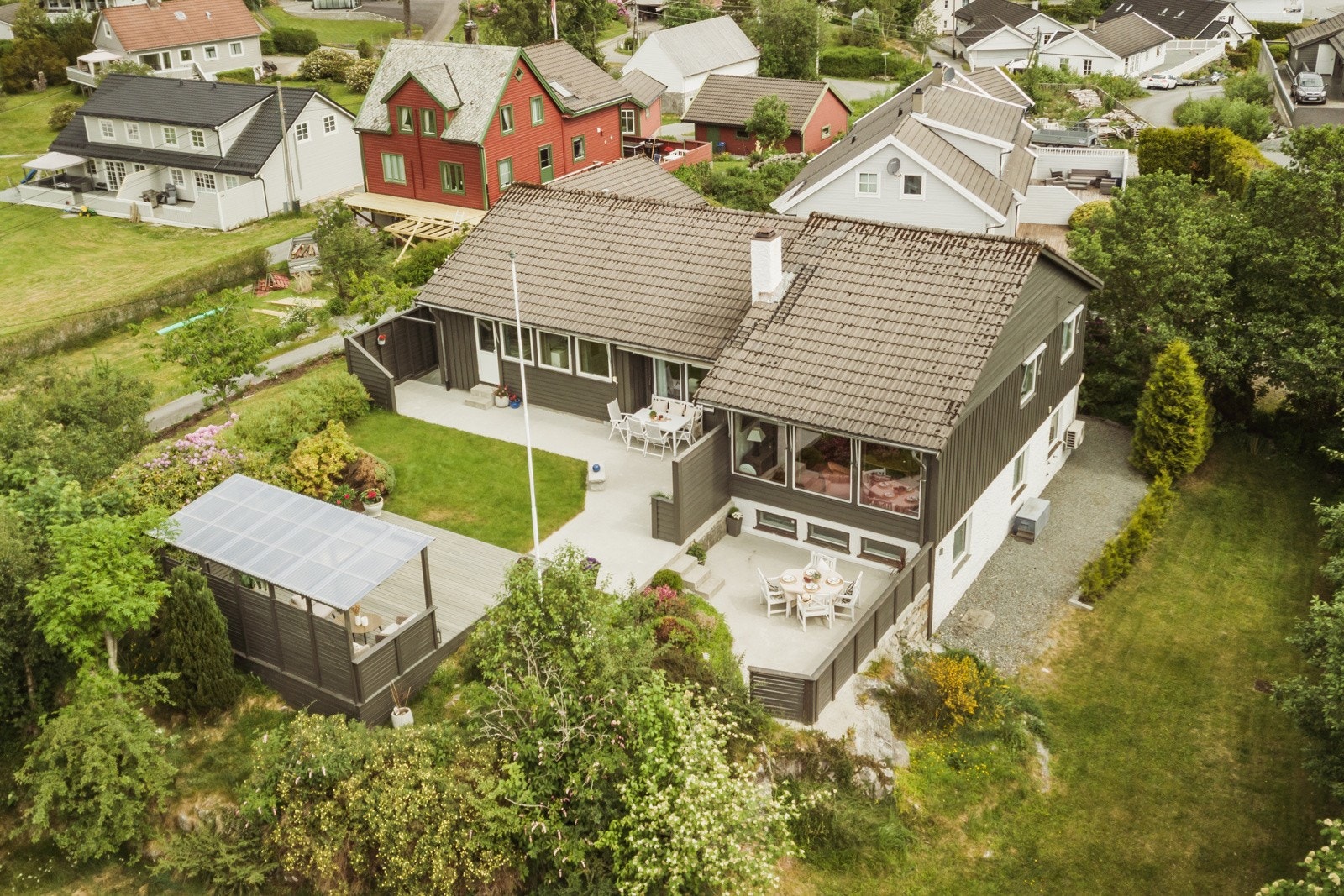 Nedre Lekven 17 presenteres av EIE Eiendomsmegling ved Simon Aasen. Galleribilde