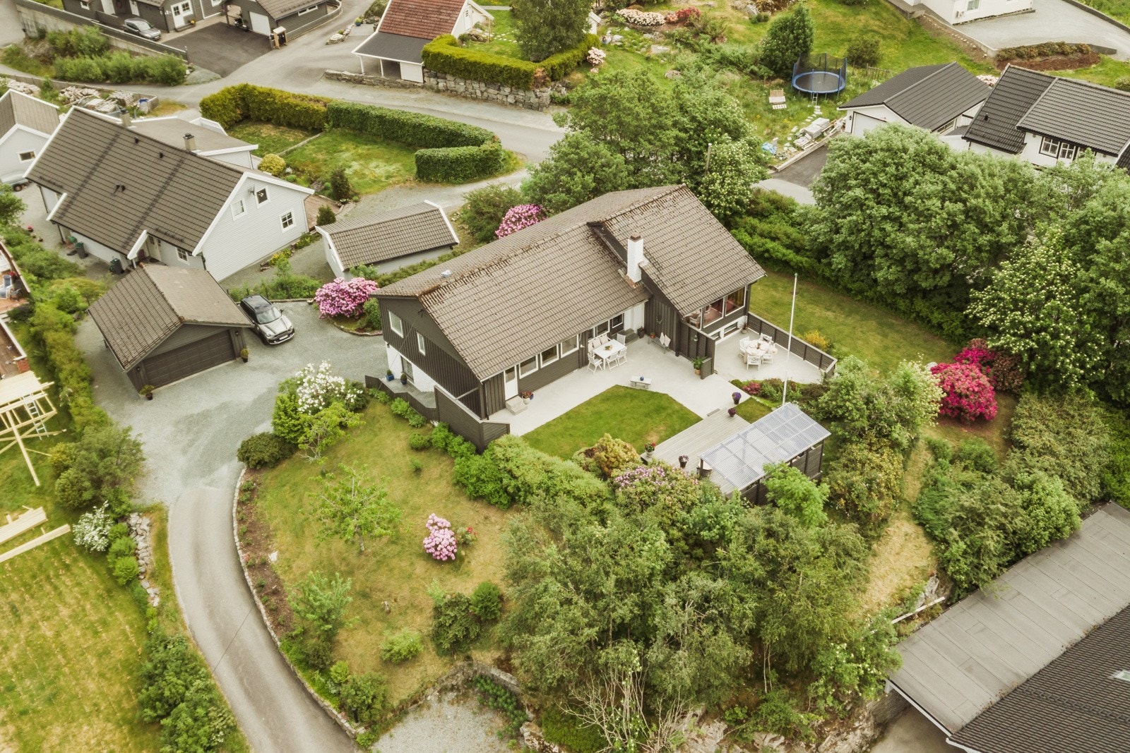 Stor og flott enebolig med et nydelig uteområde og en barnevennlig beliggenhet. Galleribilde