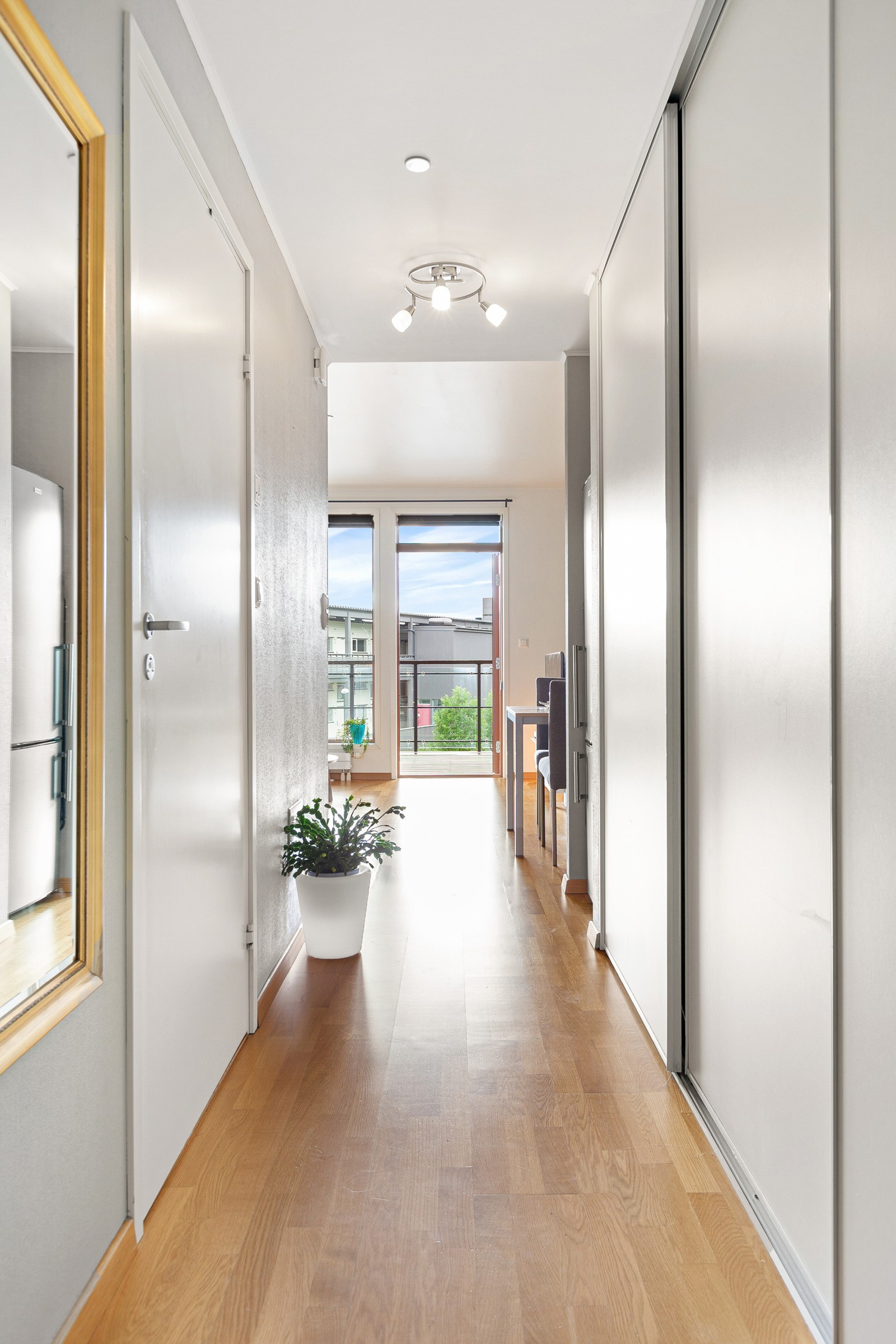 Gang med god lagringsplass i skyvedørsgarderobe