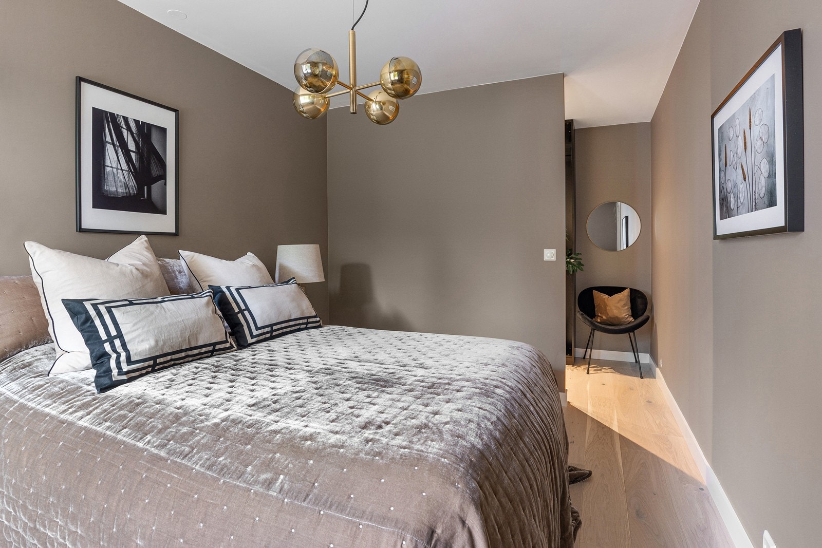 Alle rommene er malt i tidsriktige og delikate farger Galleribilde