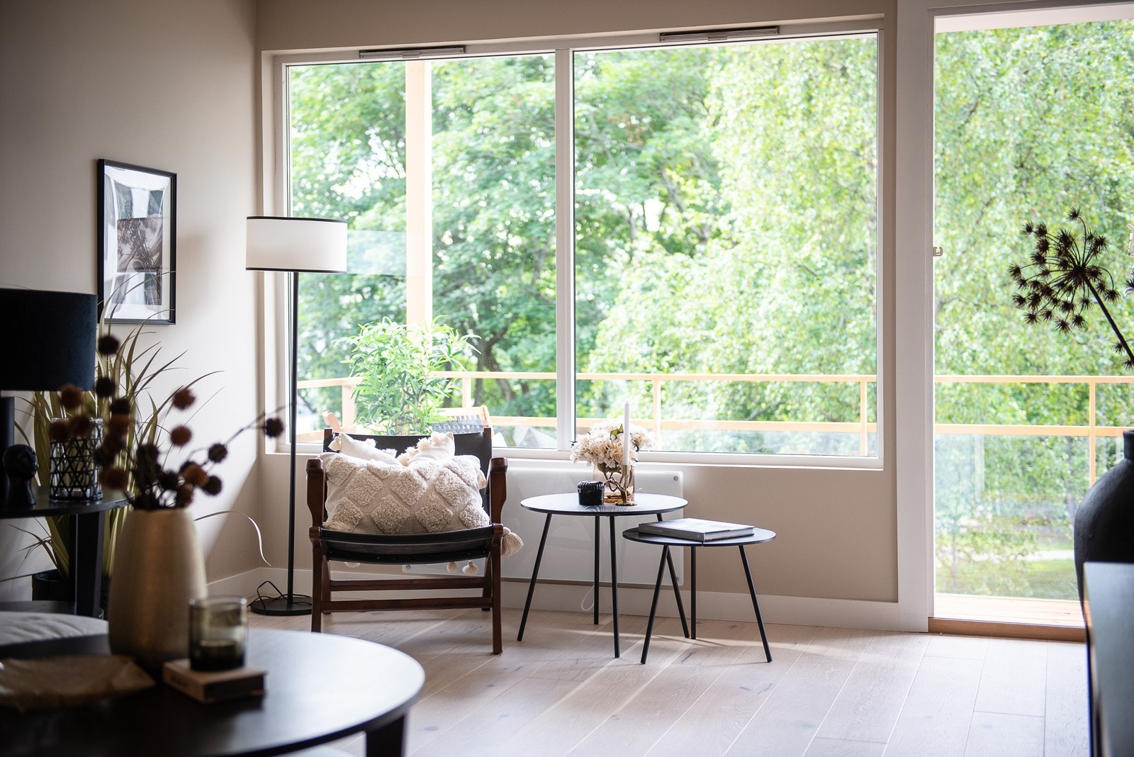 Fra stuen er det hyggelig og grønt utsyn gjennom de store vindusflatene Galleribilde