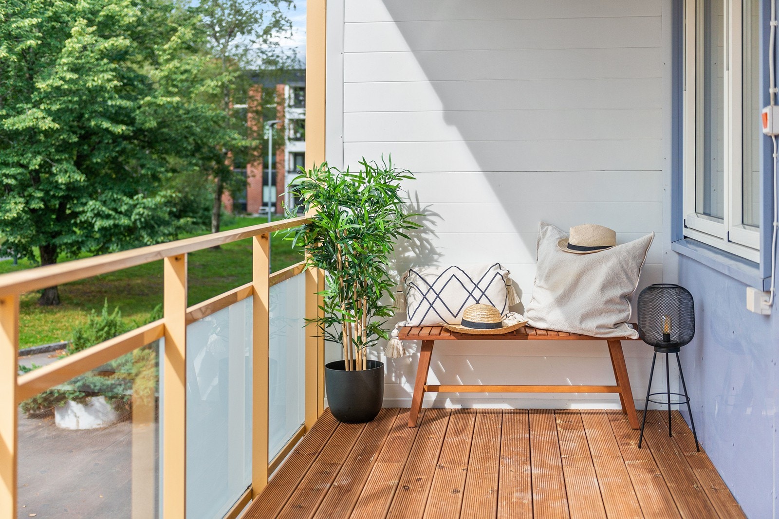 Nylagt, rillede terrassebord på balkongen Galleribilde