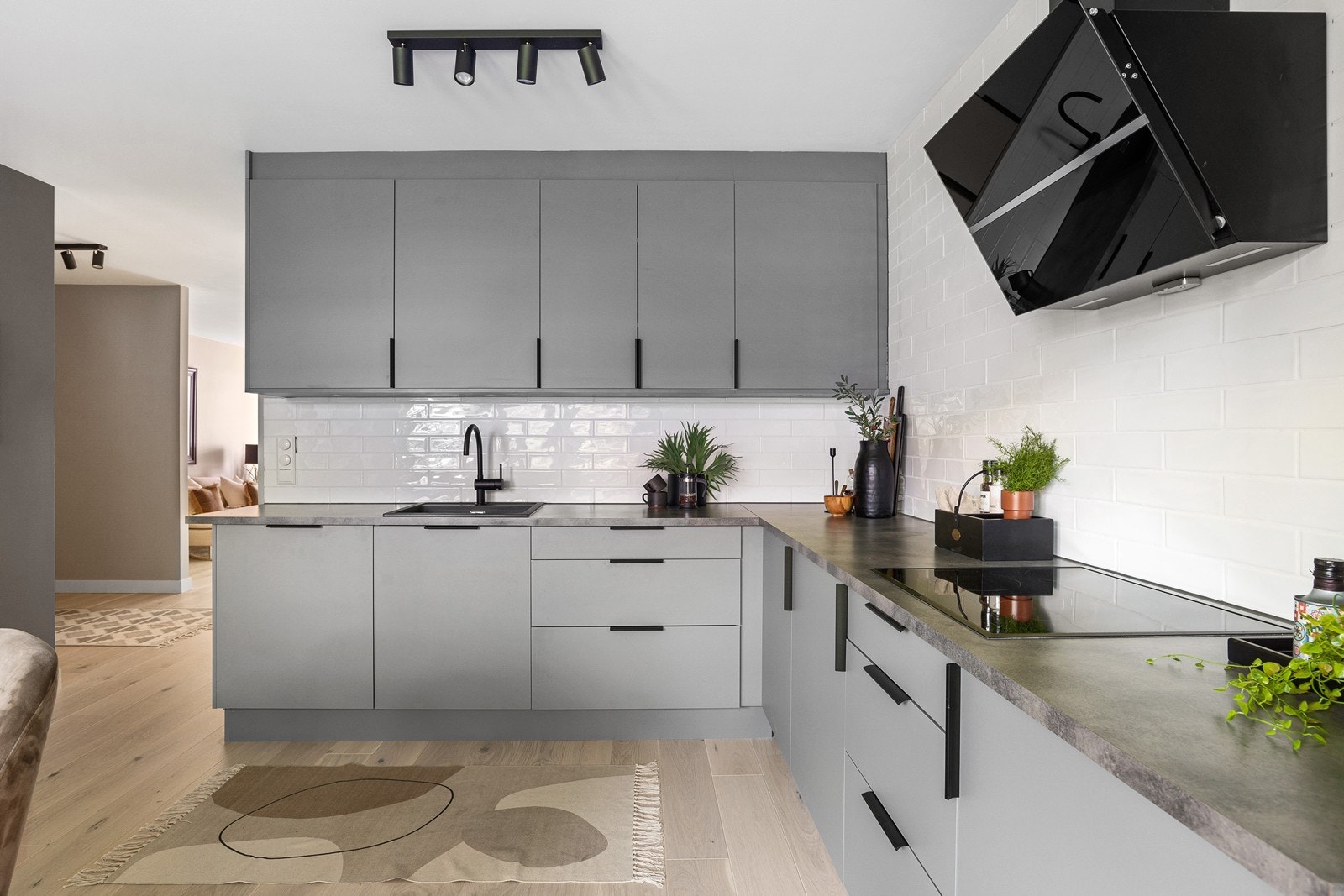 Delikat HTH kjøkken fra 2021 med god benk- og skapplass. Galleribilde