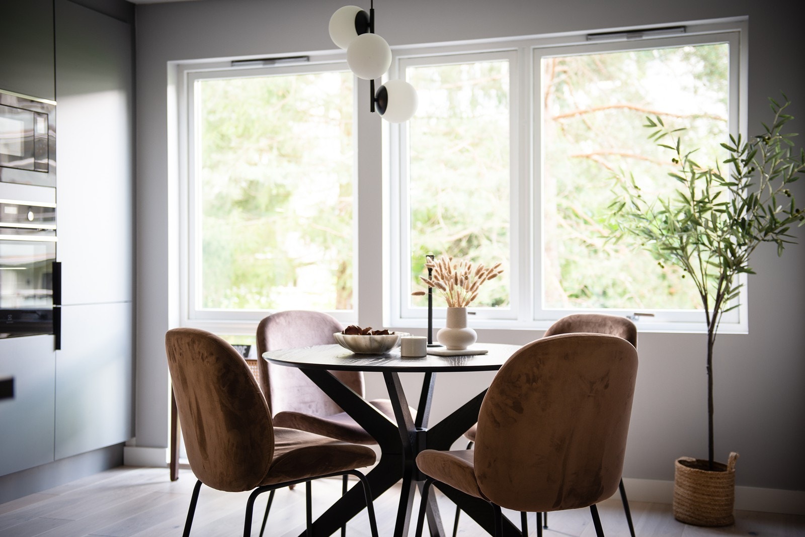 Fra den store vindusflaten er det hyggelig utsyn over grøntområde Galleribilde