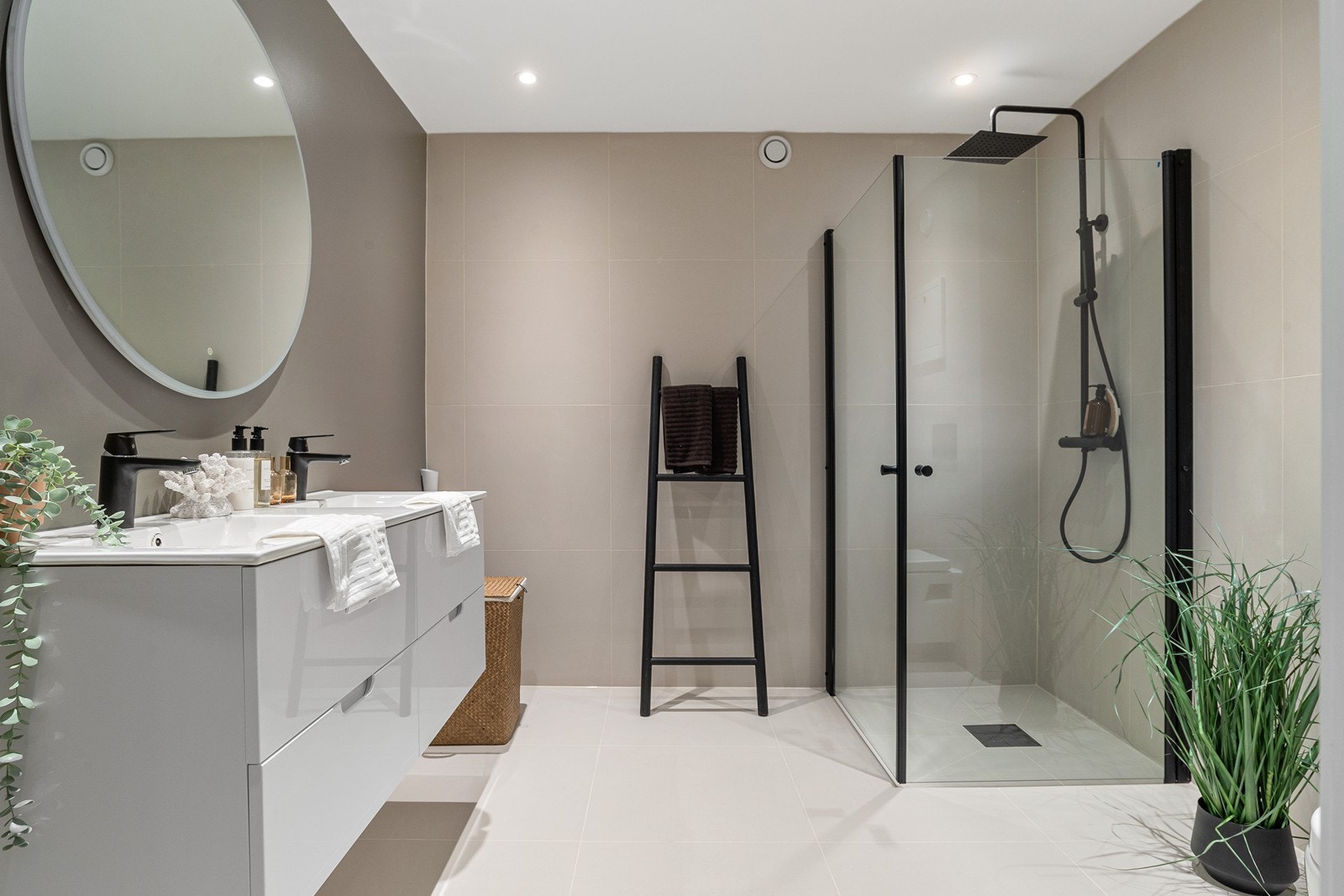 Rålekkert og nyoppusset baderom med delikat flis- og materialvalg. Galleribilde