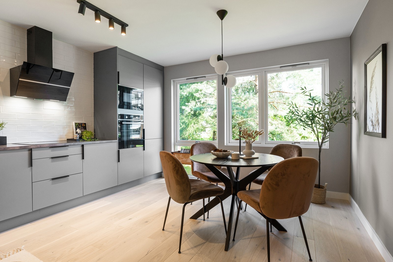 Flott og sosialt spisekjøkken med god plass til stor spisegruppe Galleribilde