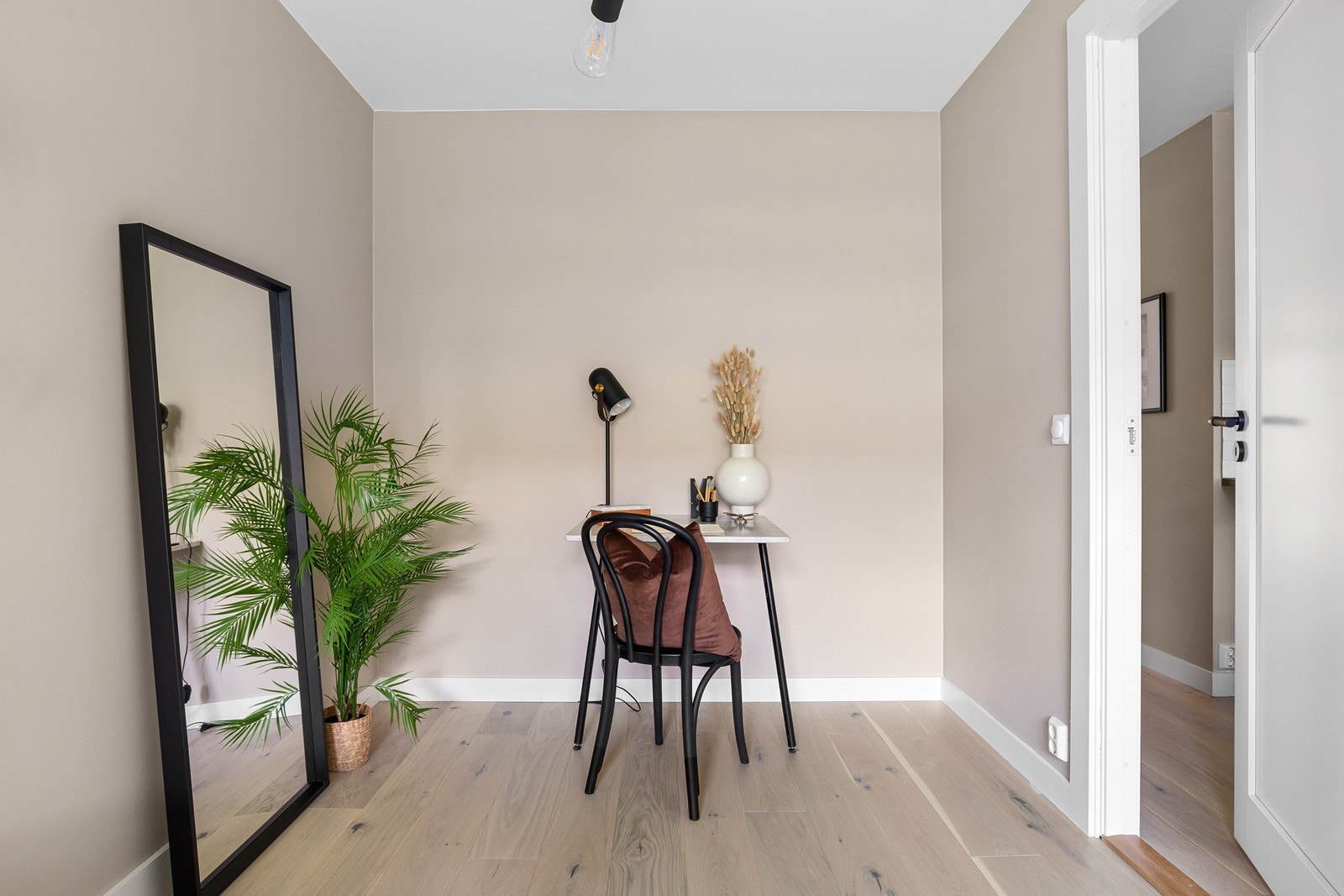 God plass til garderobeskap eller skyvedørsgarderobe for klesoppbevaring Galleribilde