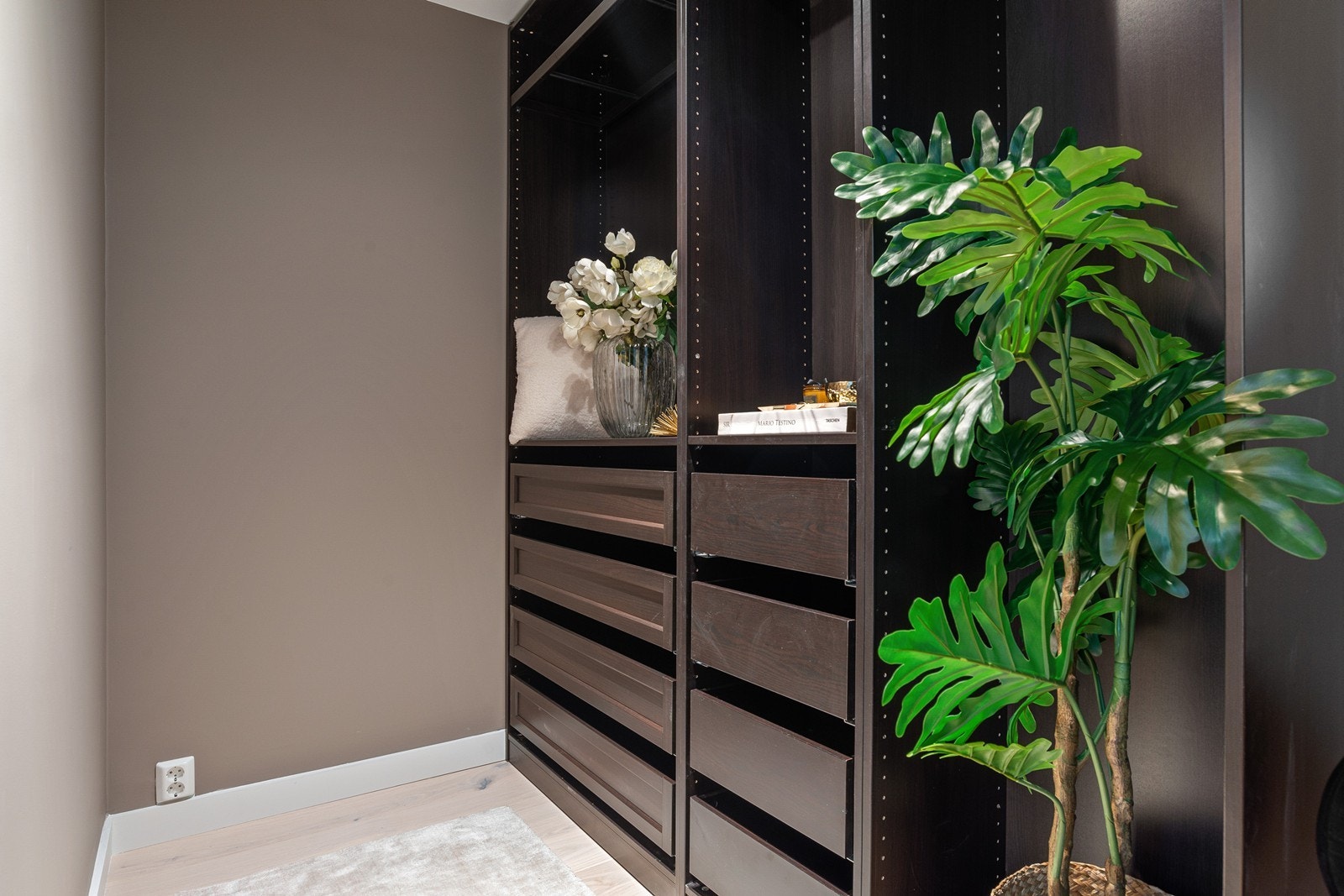 Praktisk walk-in-closet med god plass til klesoppbevaring Galleribilde