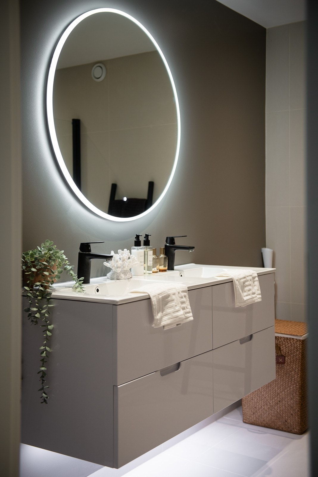 Stor, dobbel servant med god oppbevaring og belysning Galleribilde