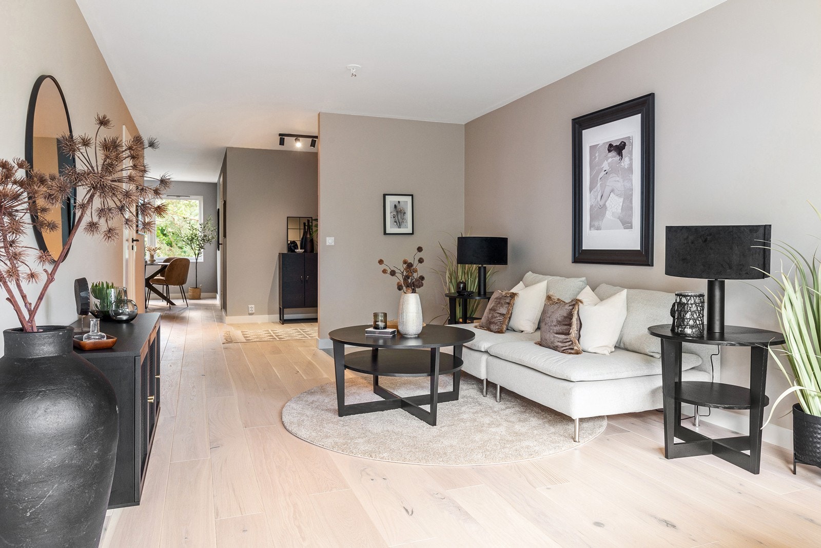 I stuen er det god plass til sofa, bord og tv med tilhørende møblement. Leiligheten har nylagt en-stavs eikeparkett i alle rom Galleribilde