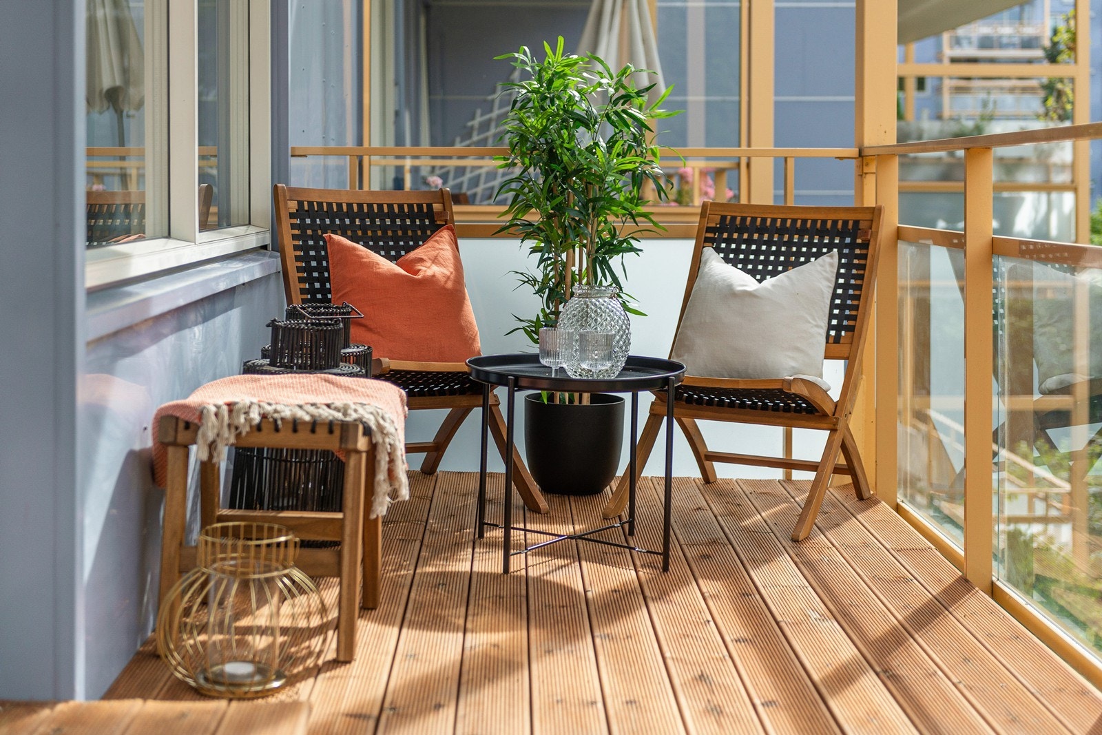 På balkongen er det god plass til stor sittegruppe og øvrig møblement Galleribilde