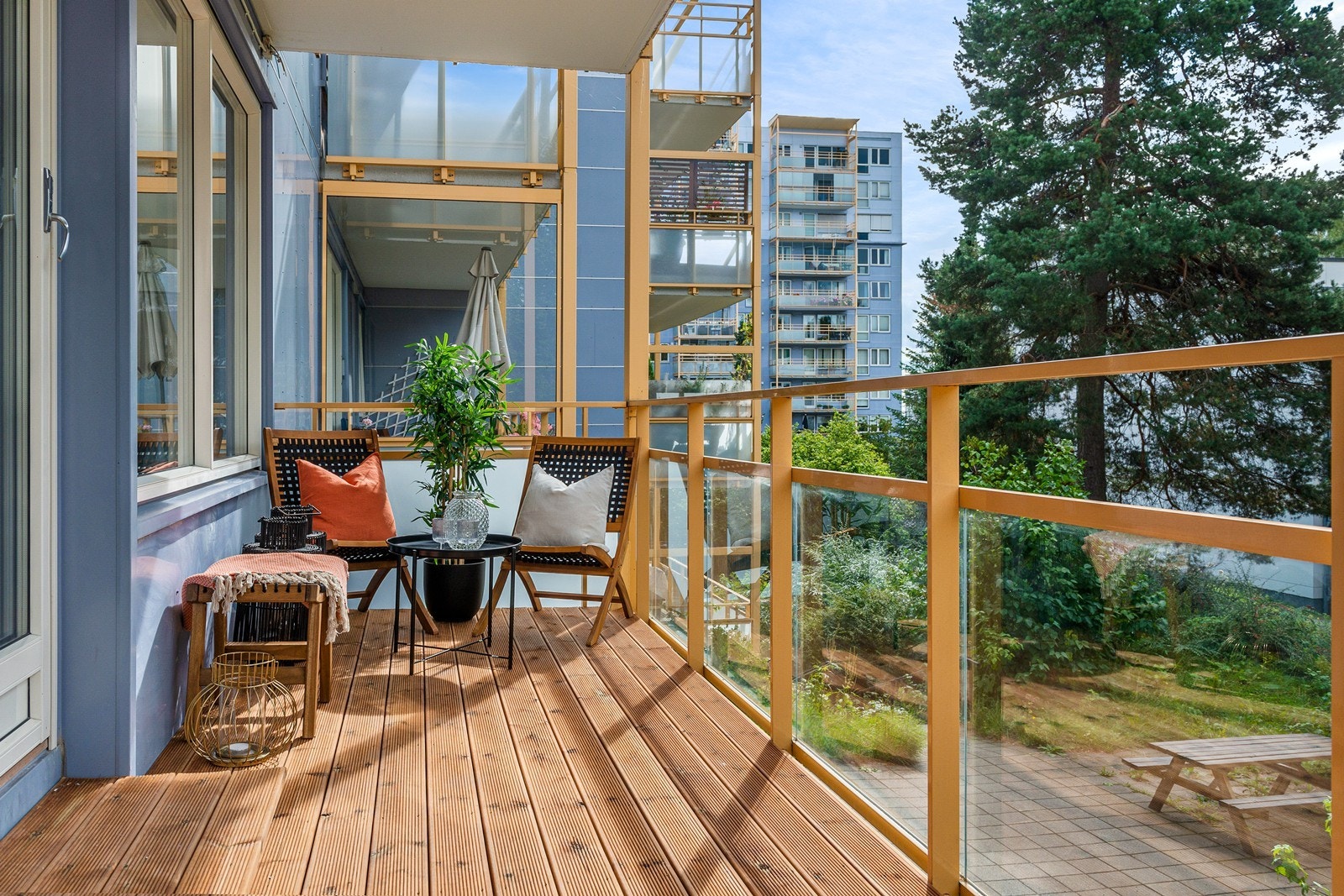 Romslig, sydvestvendt balkong med gode solforhold Galleribilde