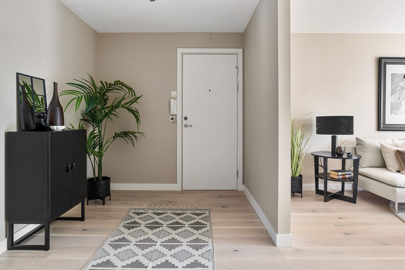 God plass til oppbevaringsmøblement for ytterklær og sko Galleribilde