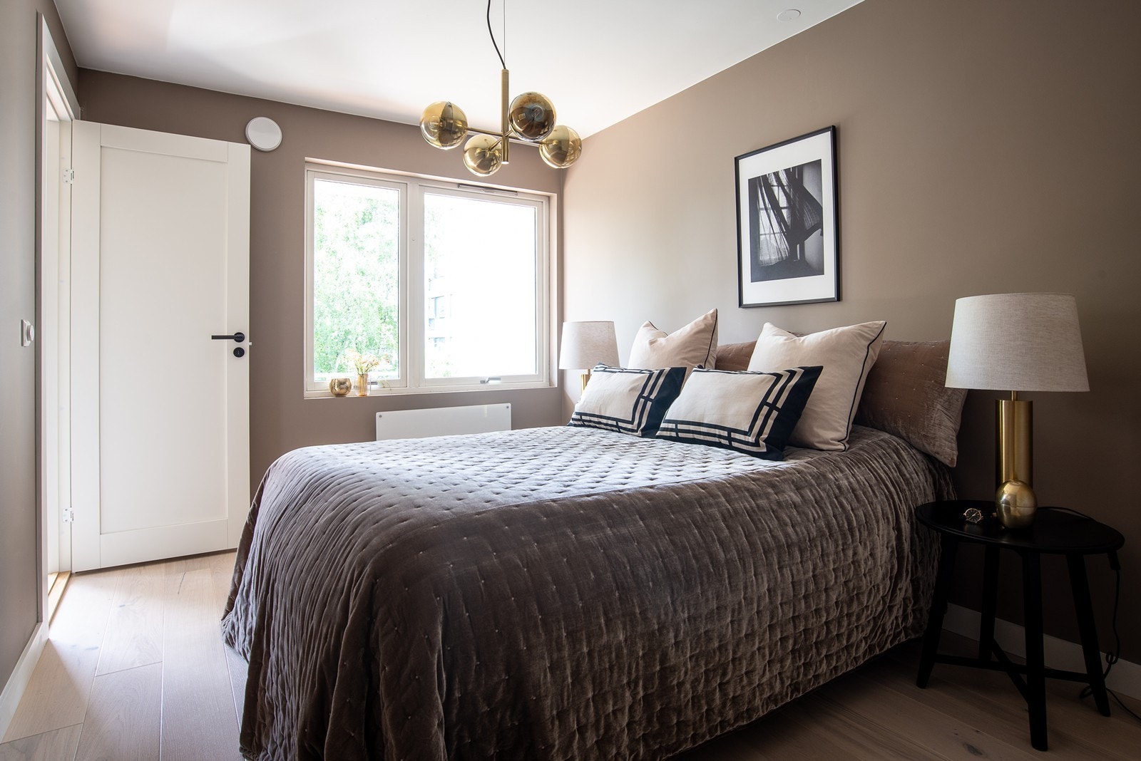 Det romslige soverommet gir godt med plass til stor dobbeltseng og nattbord Galleribilde