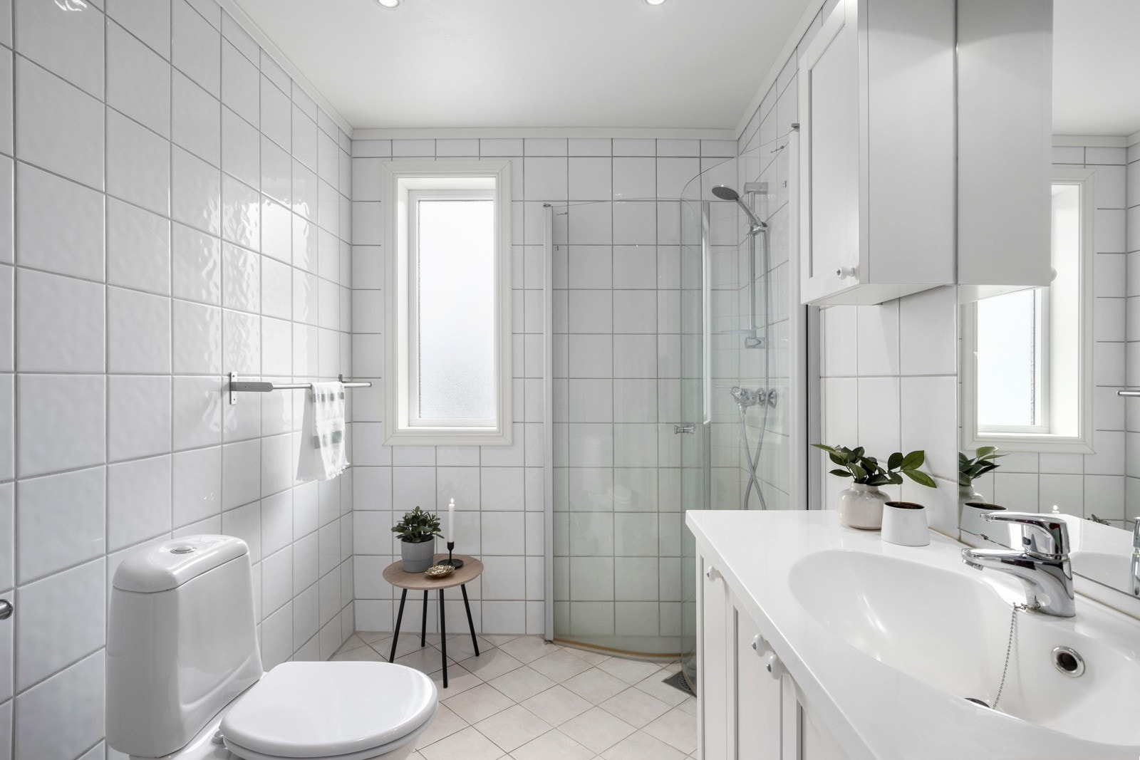 Flislagt bad med tidløse fliser og innredning Galleribilde