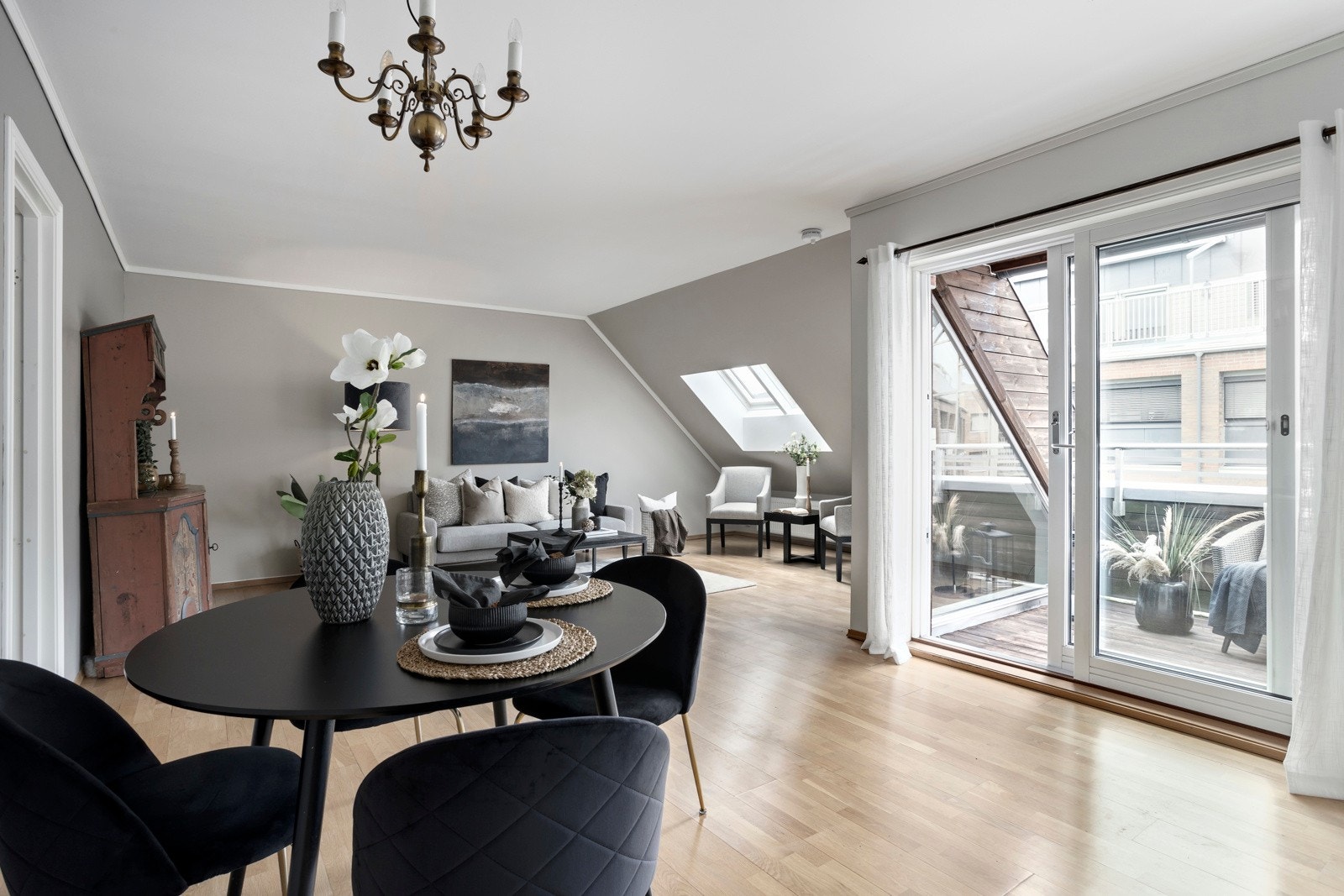 Stue med flere oppholdssoner og utgang til nordvestvendt balkong på 12 kvm Galleribilde