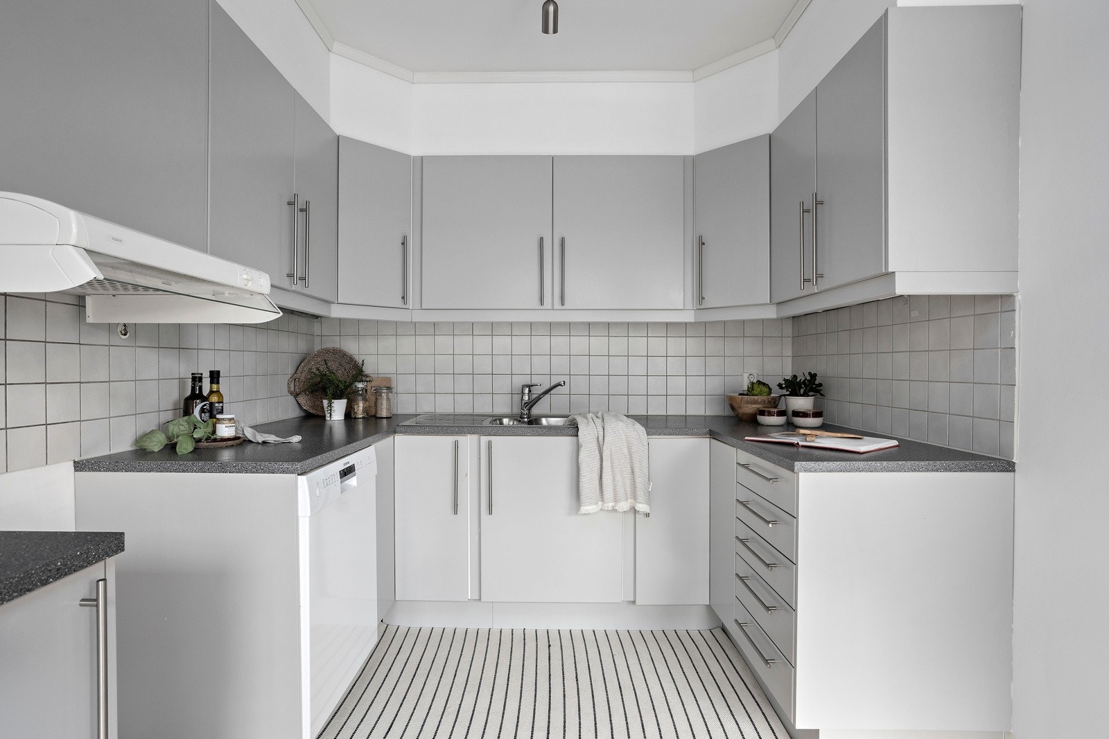 Åpen men også adskilt løsning mot kjøkken Galleribilde