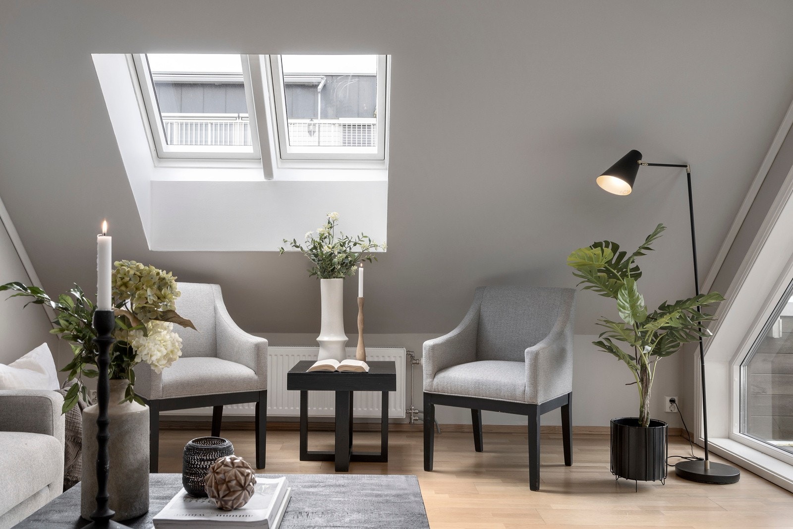 Stue med store vindusflater og mye naturlig lys Galleribilde