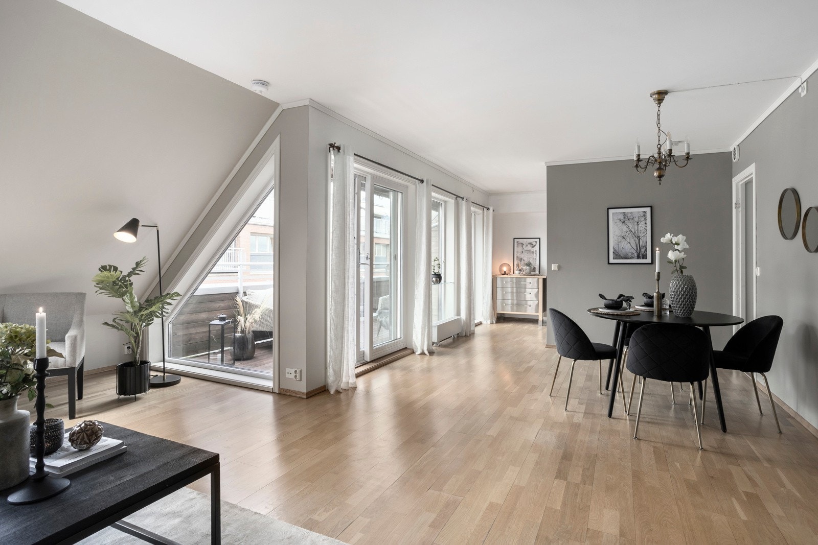 Her har du plass til både sofakrok og spisebord Galleribilde