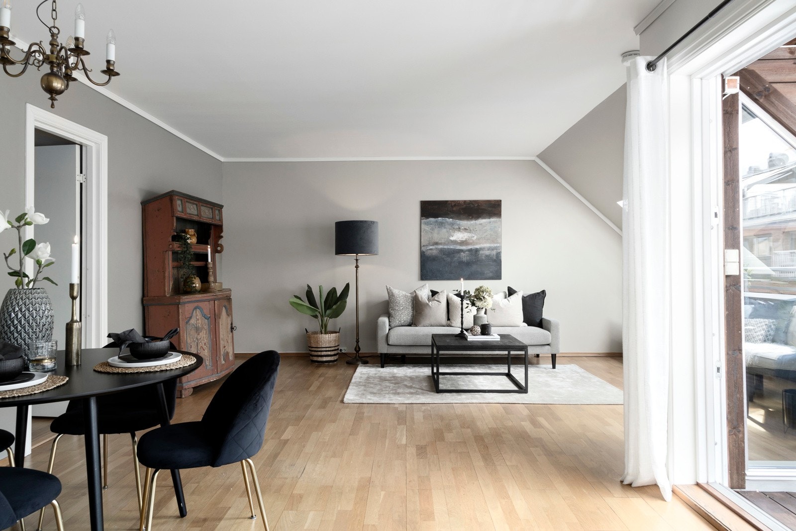 Romslig stue med direkte adkomst til hovedsoverom Galleribilde