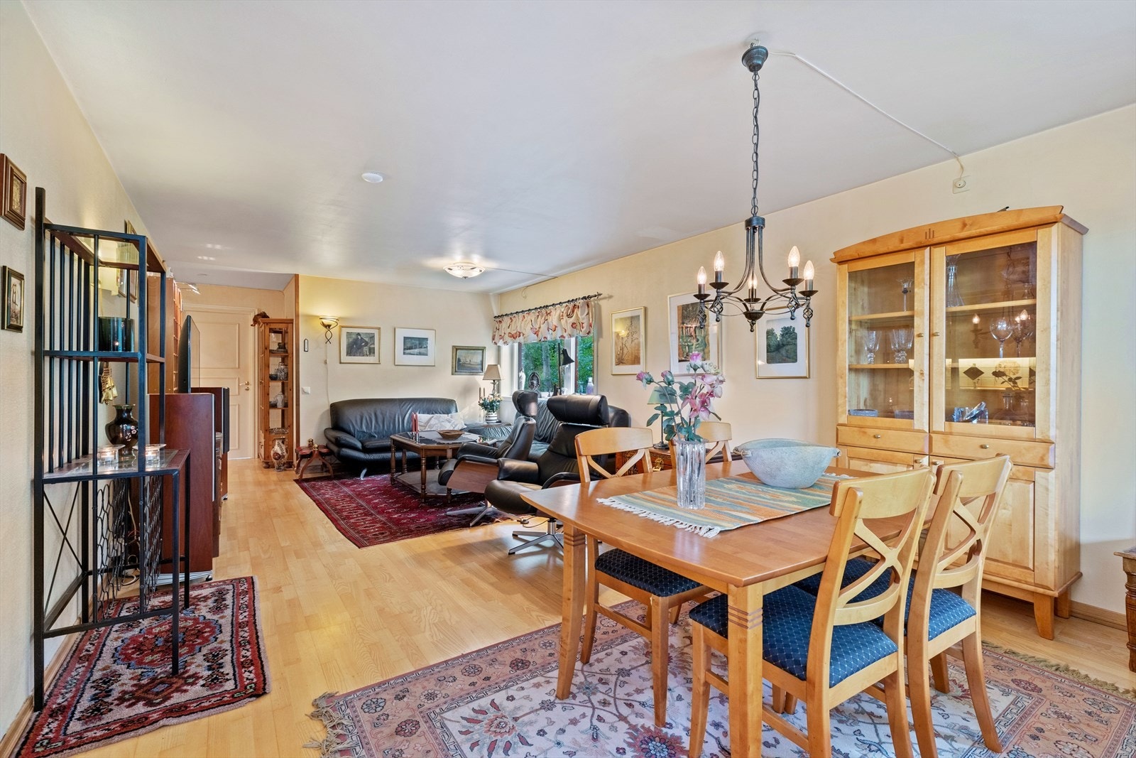 Her er det god plass til større sofagruppe og spisebord med plass til hele familien. Galleribilde