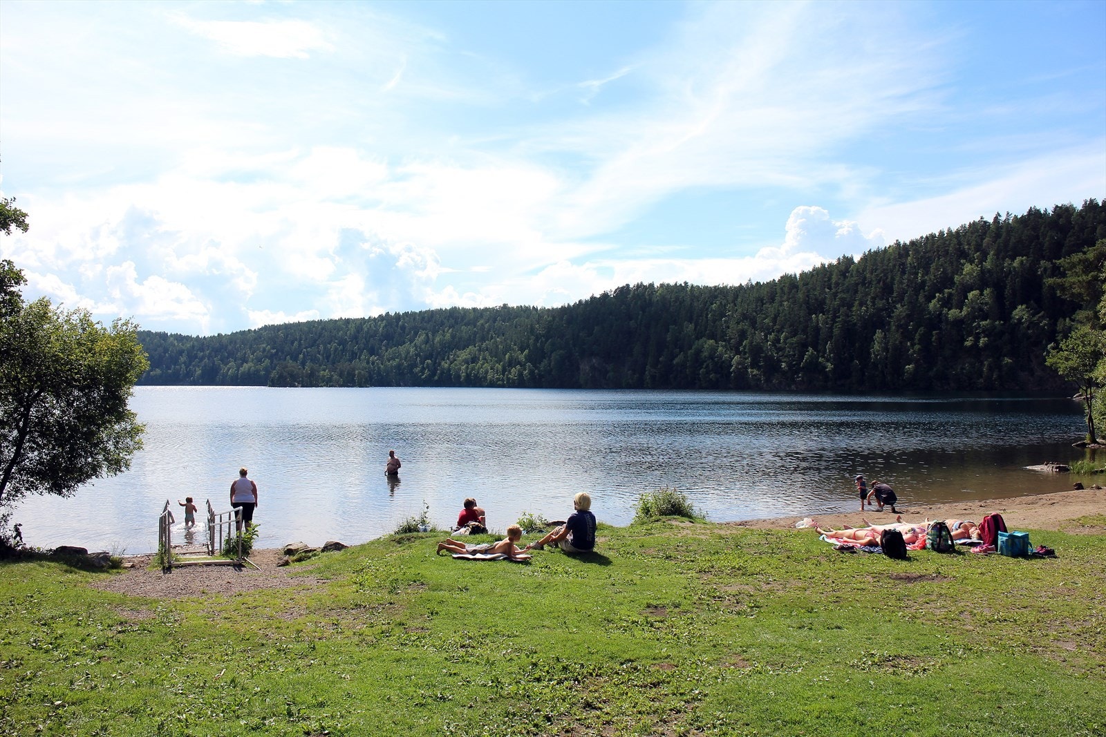 Lutvann ligger kun noen minutters gange fra boligen. Her finnes en rekke flotte badeplasser, og det er også gode fiskemuligheter. Galleribilde