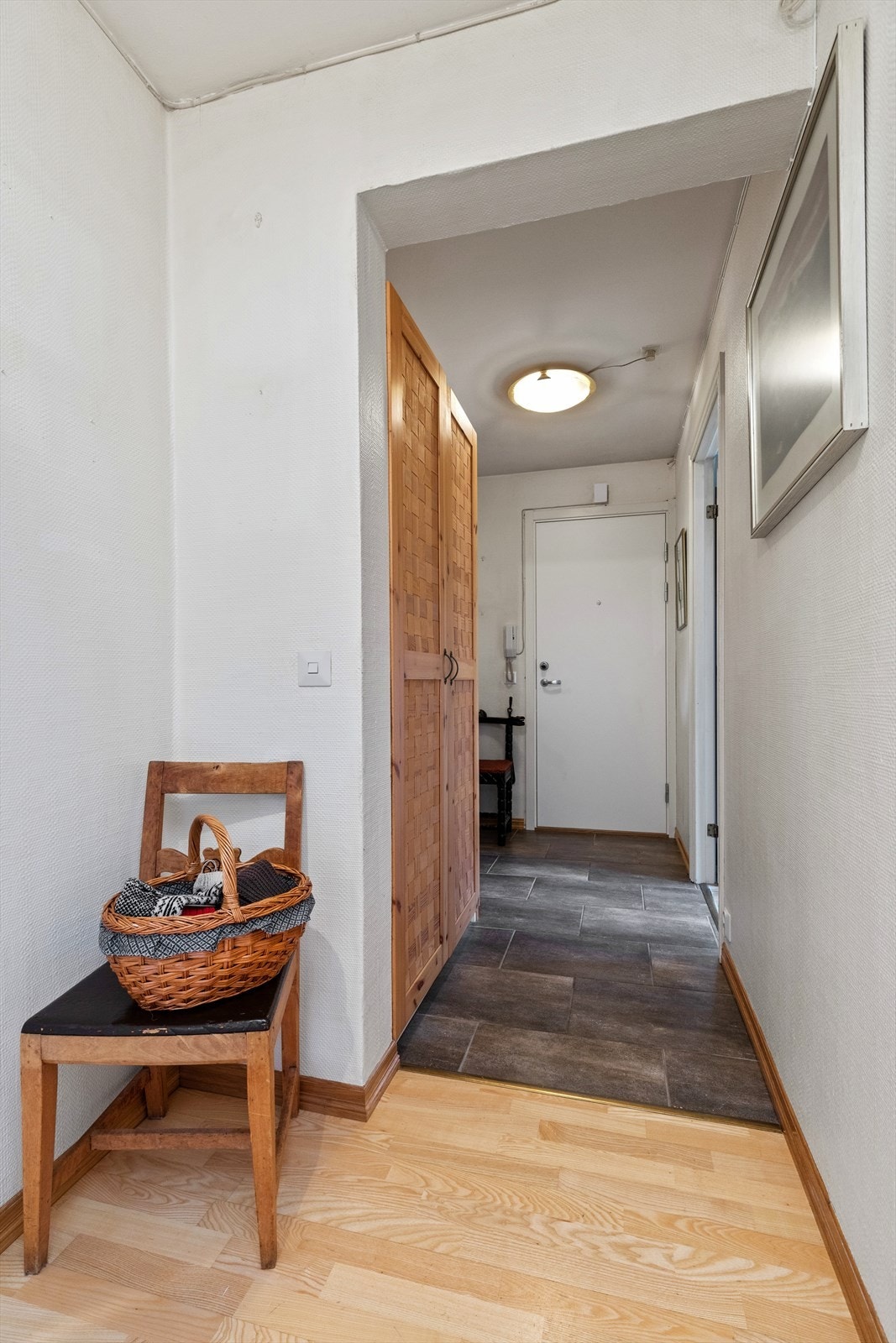 Entreen er lys og trivelig, og gir et godt førsteinntrykk av boligen. Galleribilde