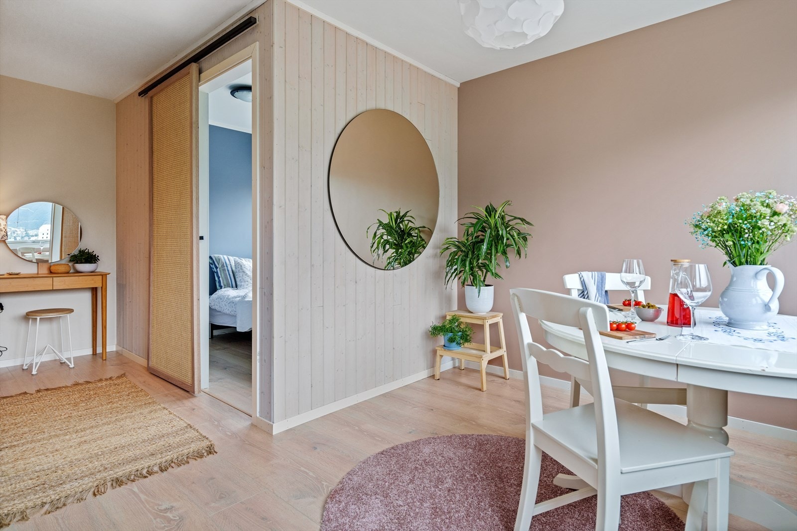 Stue mot sovealkoven. Galleribilde