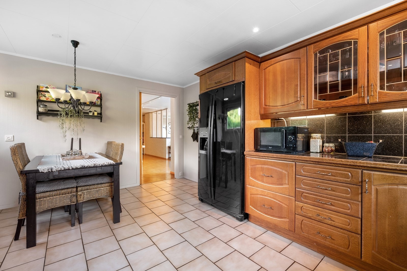 På kjøkkenet er det plass til et koselig frokostbord Galleribilde