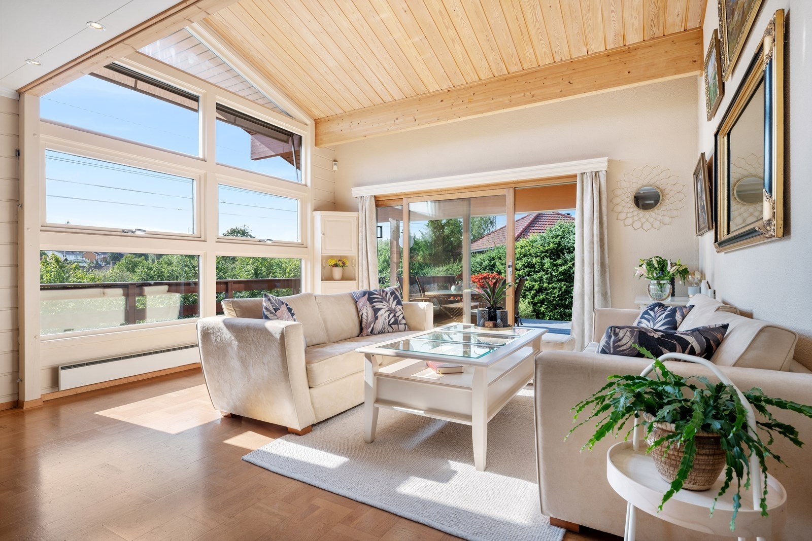 Boligen har en stor, lys og innbydende stue Galleribilde