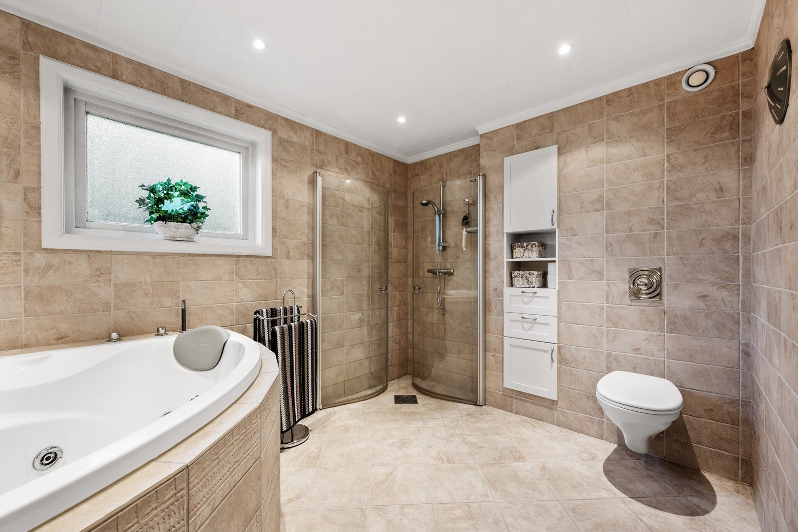 dusj med innfellbare glassegger, integrert skap og vegghengt wc Galleribilde