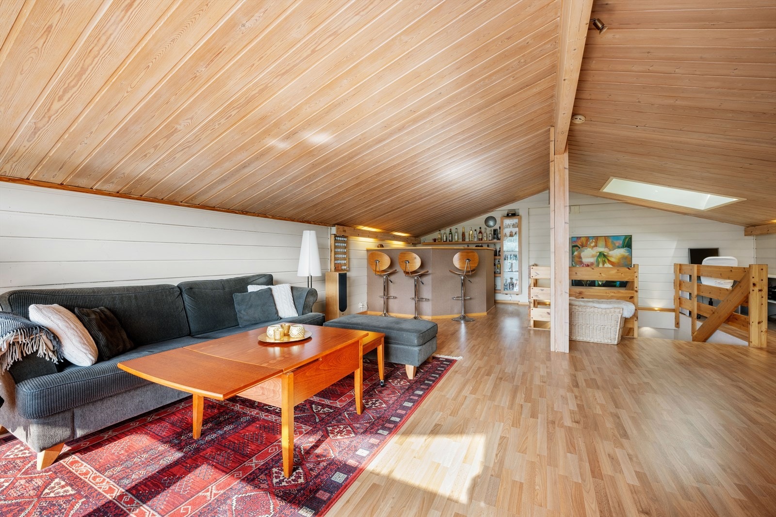 I 3. etasje er det en koselig loftstue med bar og flere møbleringsmuligheter Galleribilde