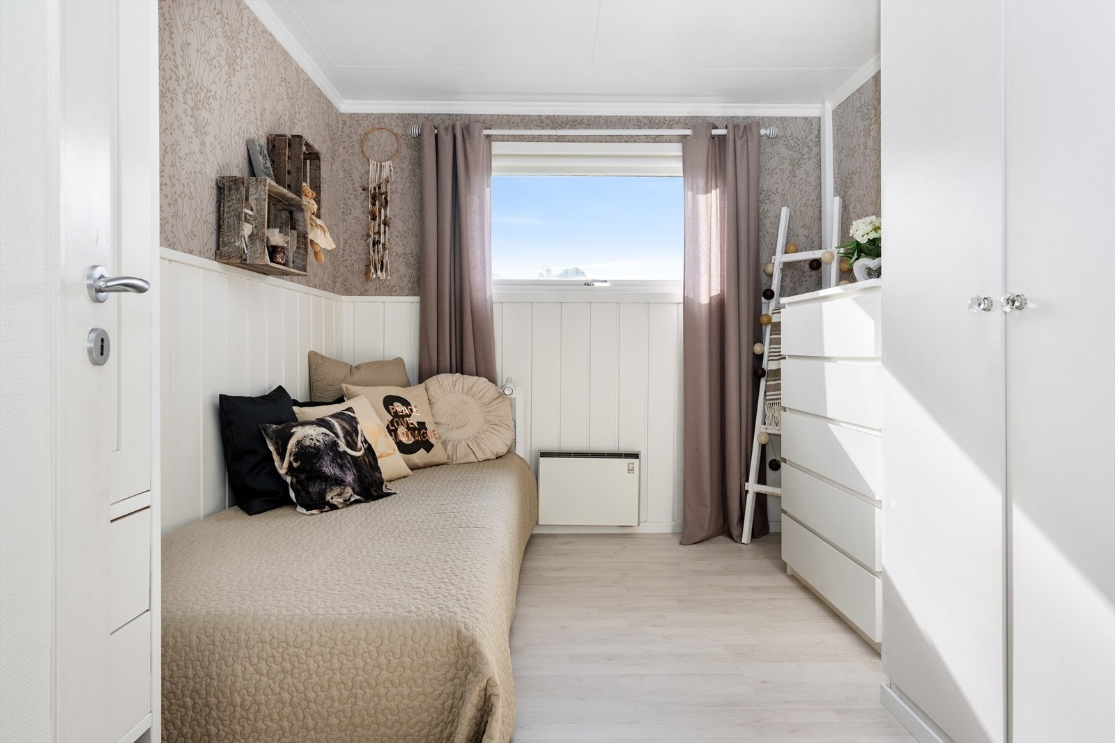 Det er store vinduer på soverommene som gir godt med naturlig lys Galleribilde