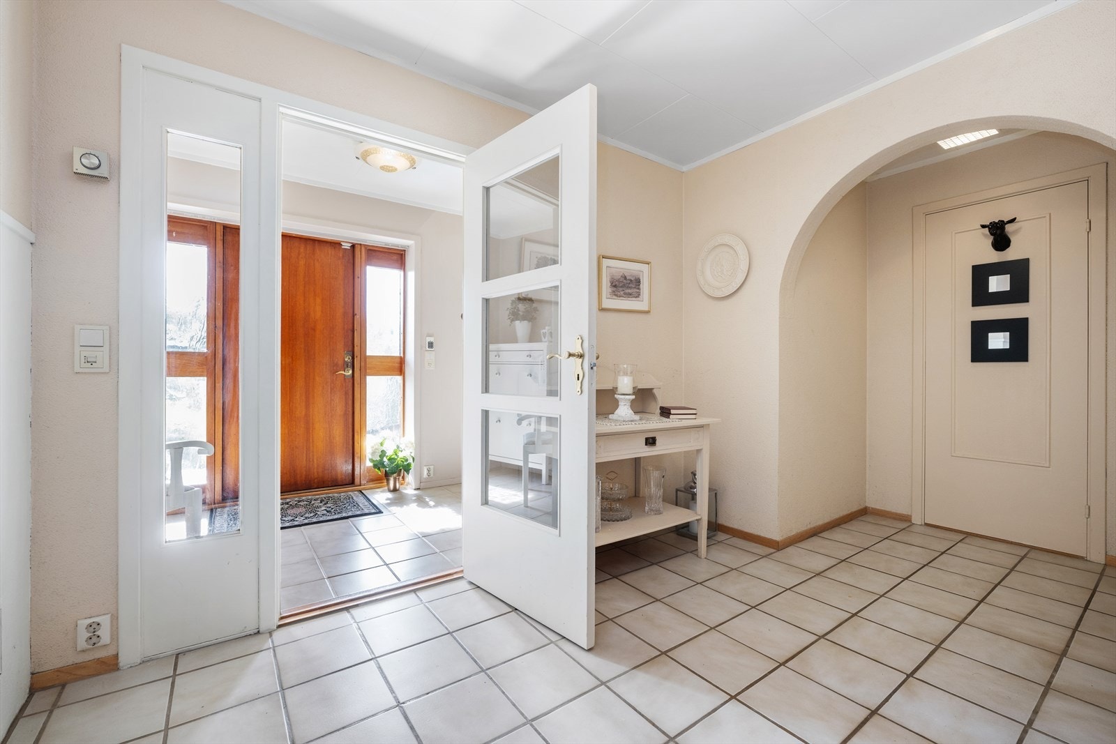 Velkommen inn - til en romslig og lys entré Galleribilde