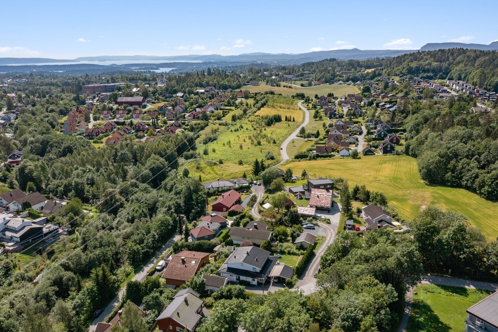 Fra boligen har man direkte adkomst til den fantastisk turveien langs Øverlandselva som går 5,5 km ned til Sandvika Galleribilde
