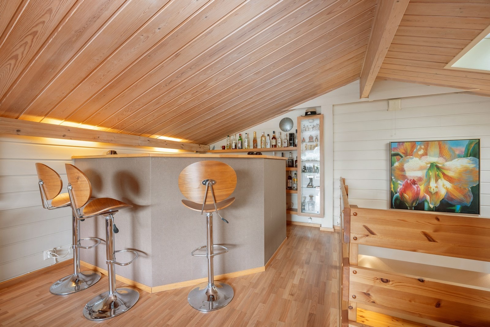 Det er montert en kul bar hvor du kan servere gjester Galleribilde