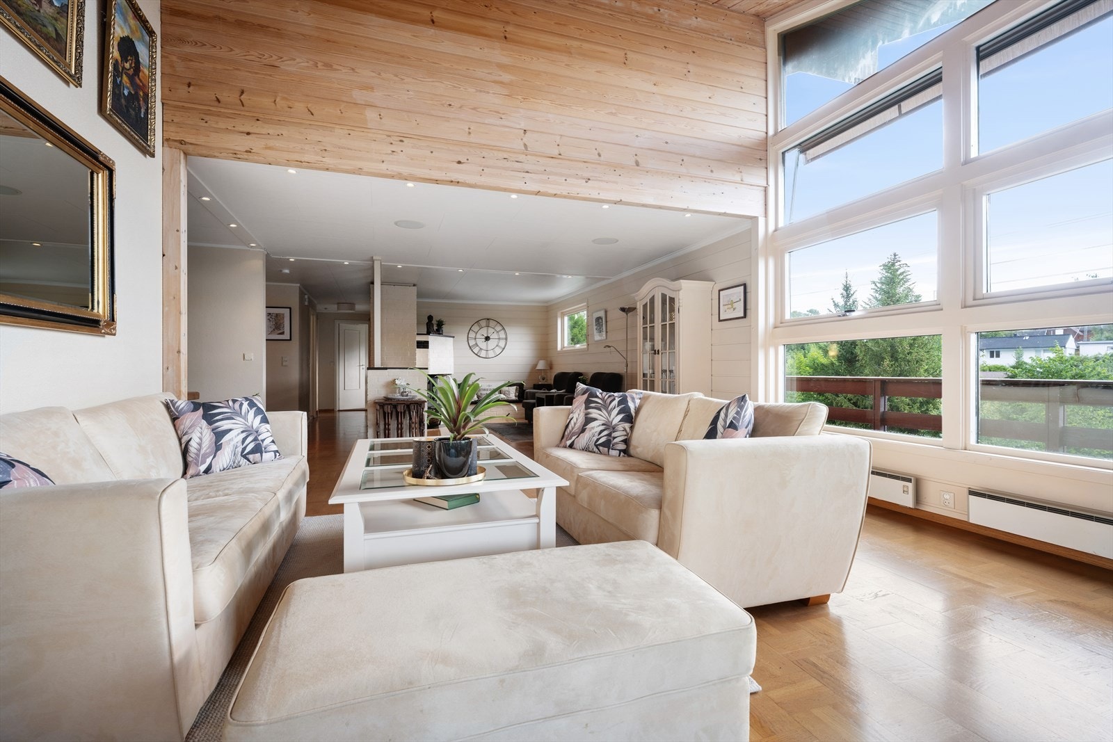 Stuen har plass til flere sittegrupper og er enkel å møblere Galleribilde