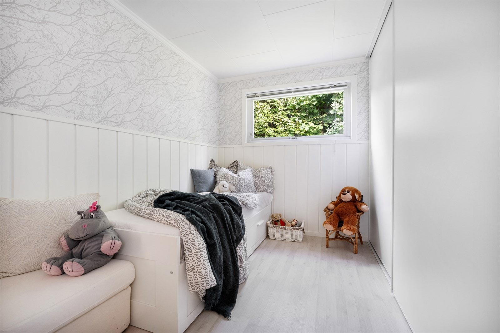 Det ene soverommet kan fint brukes om et hjemmekontor Galleribilde