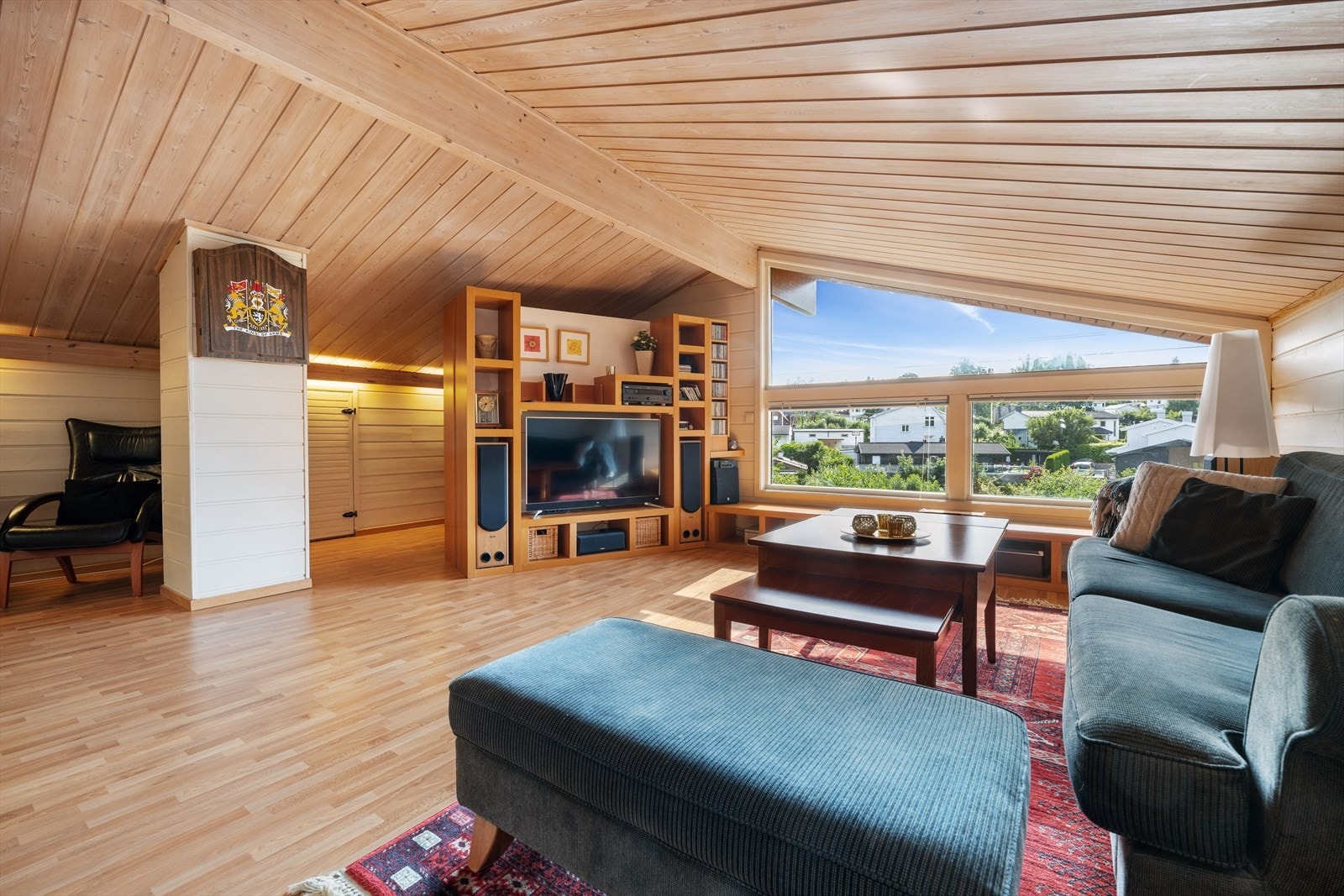 Her har du store vindusflater som gir mye lys og en luftig atmosfære Galleribilde