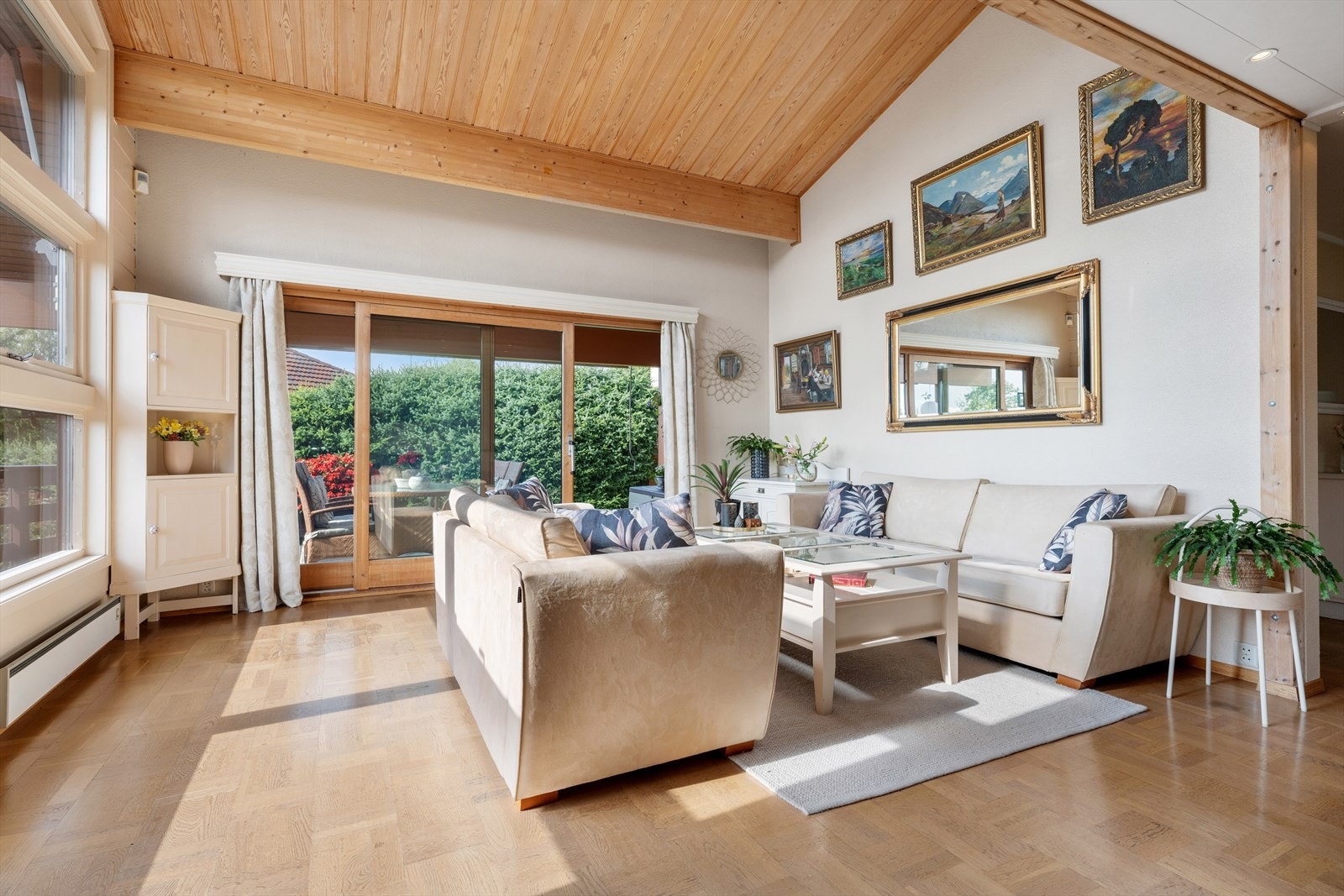 Den gode takhøyden og de stor vindusoverflatene gir en luftig atmosfære Galleribilde