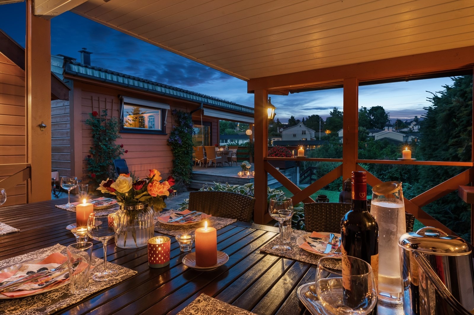 Fra terrassen er det laget gangvei til et lekkert lyshus på ca. 15 kvm Galleribilde