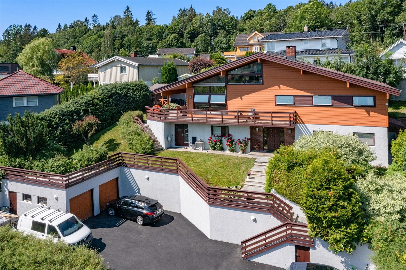 Det er en pent opparbeidet gårdsplass som ble nyasfaltert i 2021. Fra gårdsplassen er skifertrapp opp til et hyggelig inngangsparti Galleribilde