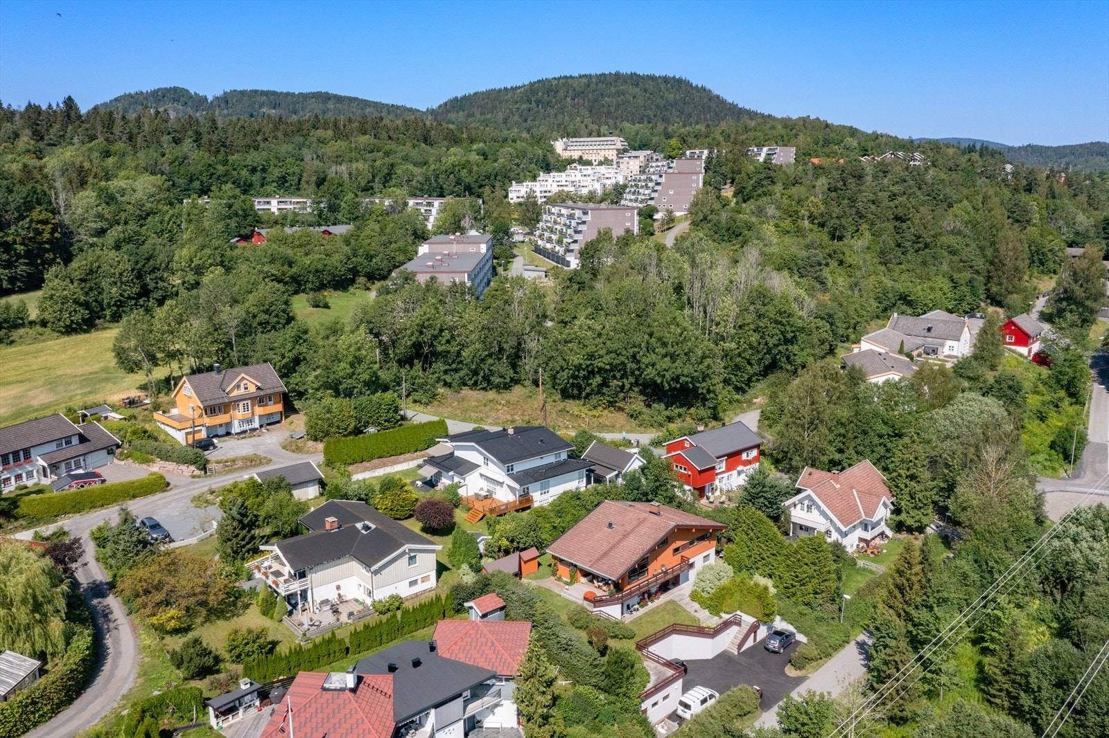 Eiendommen ligger i idylliske og rolige omgivelser med umiddelbar tilgang til marka Galleribilde